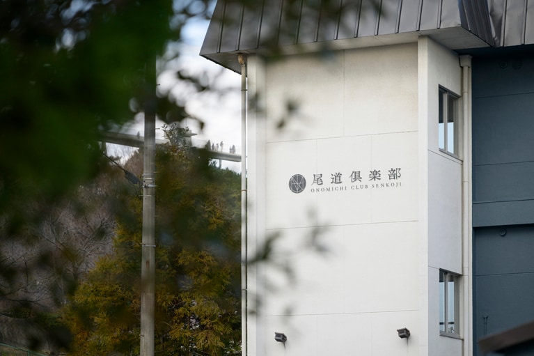 尾道の市街地からは車でおよそ10分。街を見下ろす丘に尾道倶楽部はある。