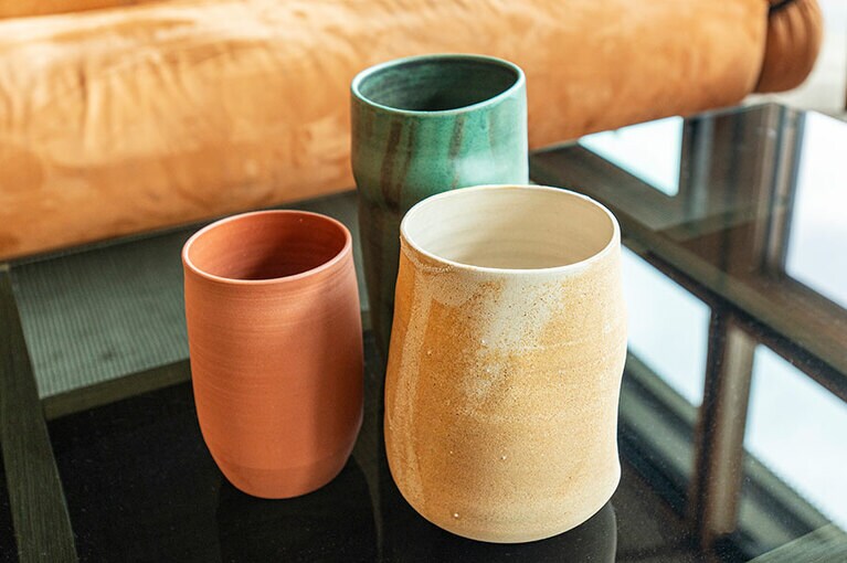 「カティ・ヴォン・リーマン」の器や花瓶を使用。販売も行っている。