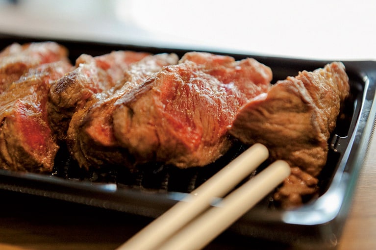 ［上原ミート 市場前本店］【精肉店の店頭で】この日はUS産ビーフのミスジをステーキに。旨みたっぷりで白飯にもビールにも合う。価格も精肉店直営ならでは。かけつけステーキ 230g 800円(税込)。