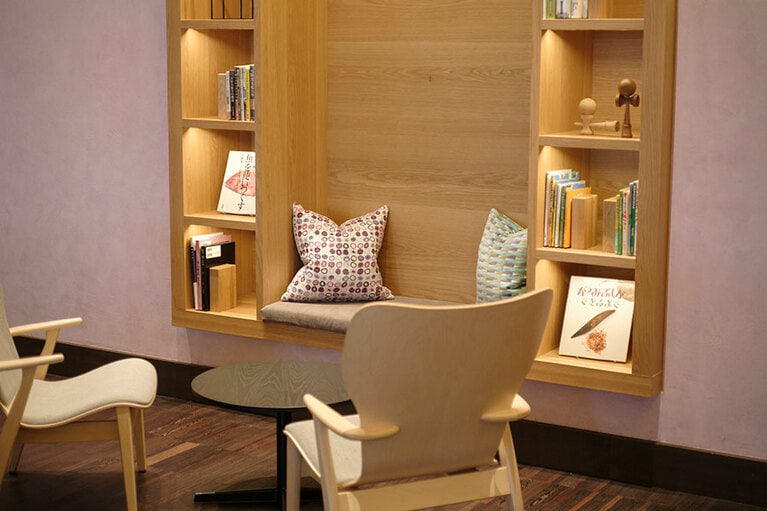 OMOベースには、大阪にちなんだ本が取り揃えられたラウンジスペース「ライブラリーラウンジ」もあります。