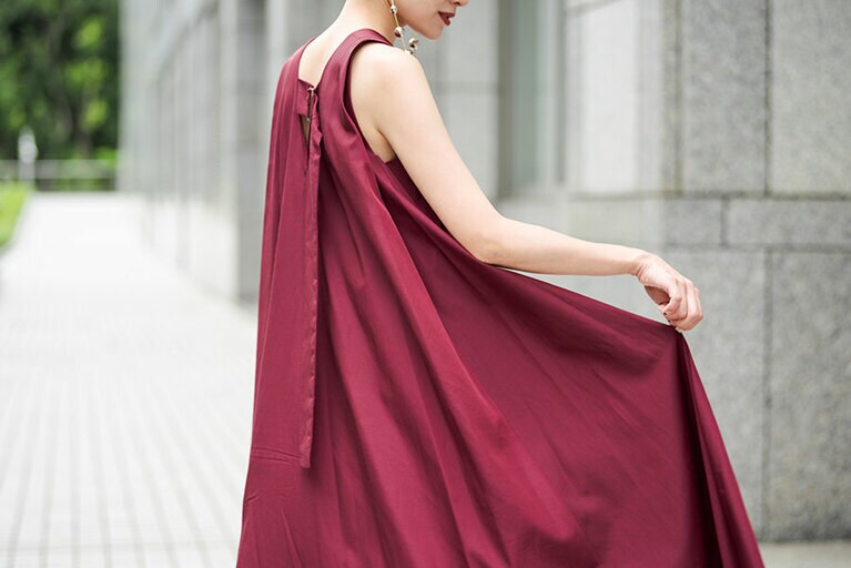 惜しみない布地使いが生むドレープ。