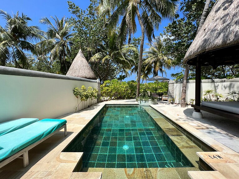 ビーチバンガローのプライベートプール。ビーチから見えないように緑で囲まれている。