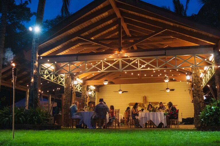 雄大な自然に抱かれたウェディング会場「ザ・プライベート・ガーデン アロハ・ケ・アクア」の敷地内にオープン。限られた人数なのでプライベート感があり、生演奏やダンサーとの距離も近い。