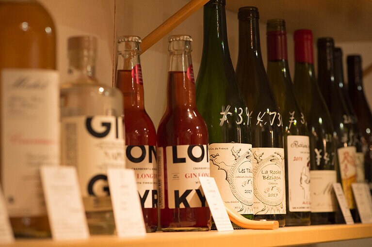 「最小単位のプロダクト」として、オープン以来フランスの自然派ワインも扱っている。