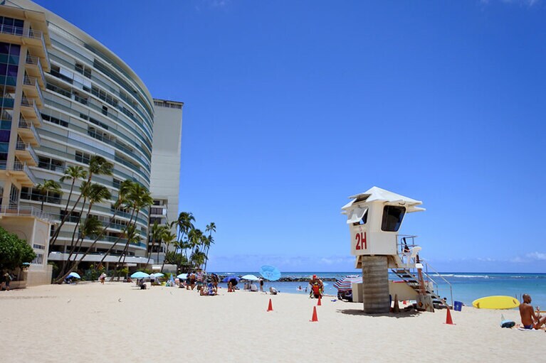 落ち着いた雰囲気のカイマナビーチホテル前にあります。