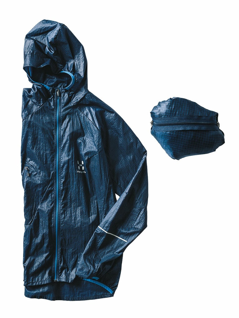 ホグロフスの 「リムシリーズ シールド コンプ フード」13,000円［packing サイズ］幅13.5cm・高さ11cm／アシックスジャパン ホグロフス事業部