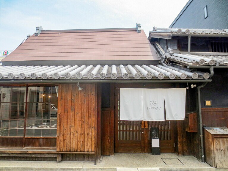 白い暖簾が印象的な「あひる菓子店」外観。