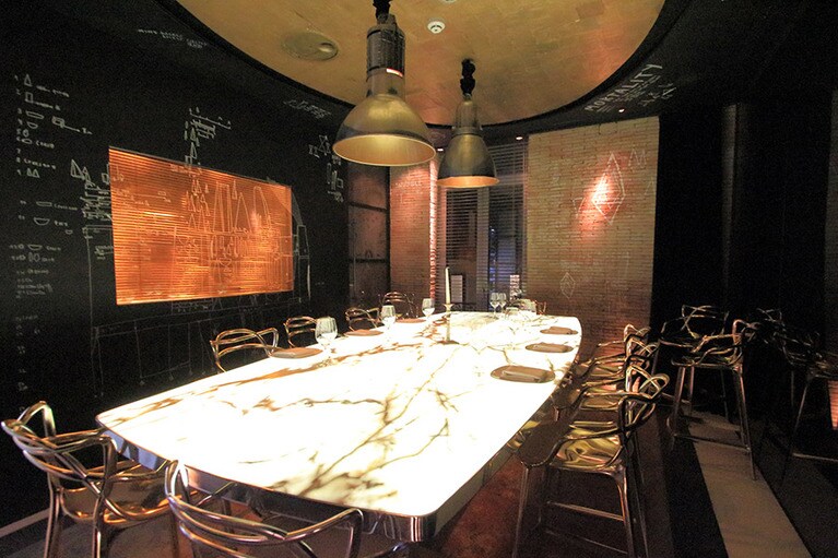 壁や窓に手書きの図形や文字が描かれている。もちろん、落書きではなく、すべてがインテリアの一部だ。