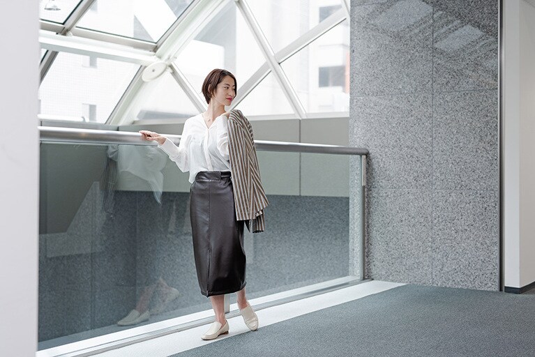 オーバーシャツ13,800円、エコレザーフロントスリットスカート18,000円、ストライプジャケット29,000円／CITY、イヤリング6,000円／petite robe noire (以上STUDIOUS WOMENS新宿店 03-5925-8966)、シューズ本人私物。