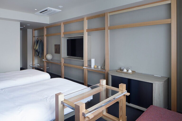 藁すさを織り込んだ和紙の壁や古材でしつらえた飾り棚が特徴のスタイリングツイン。(photo：志摩大輔)