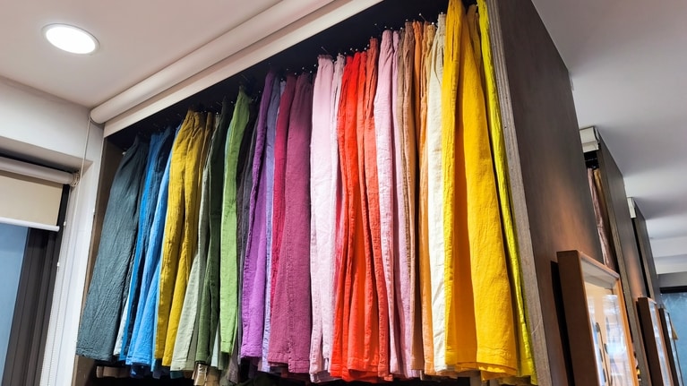 商品ごとに整理されている棚。じっくり見ながら試着すると半日はかかりそうです。