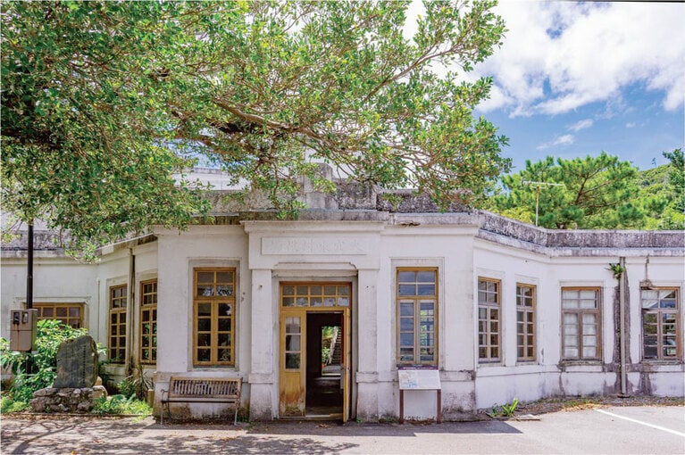 沖縄に現存する最古の鉄筋コンクリート建築の大宜味村役場旧庁舎。平成9年に県の有形文化財(建造物)に指定された。