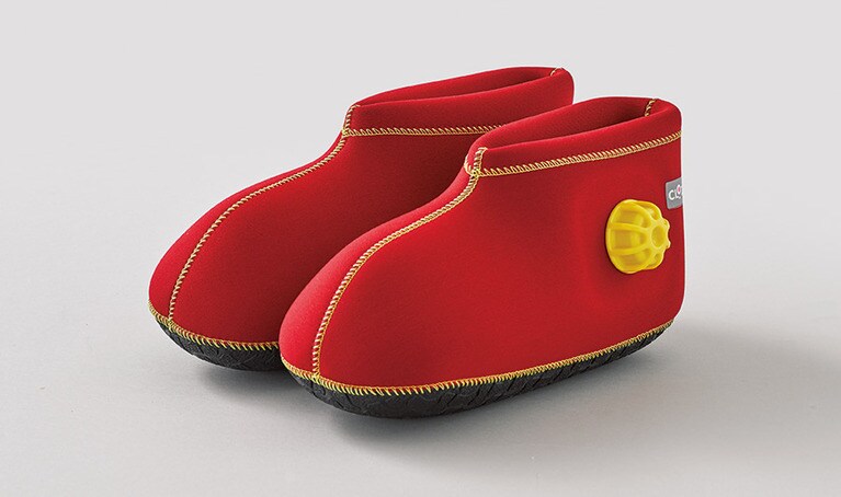 クロッツの「やわらか湯たんぽ足用ショートタイプ」(S) 14,700円／ヘルメット潜水