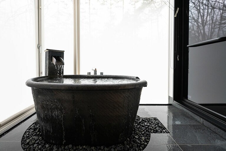 温泉が流れ出る水音にも癒される。