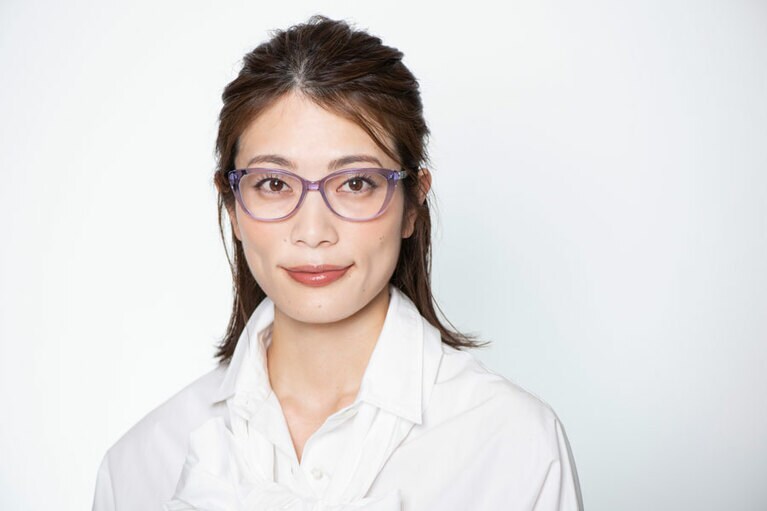 リップはツヤのあるキャラメルナッツカラーをセレクト。最後にベージュのチークで全体のまとまり感を出せば、眼鏡が浮いて見えない春らしいヘルシーなカラーメイクに。