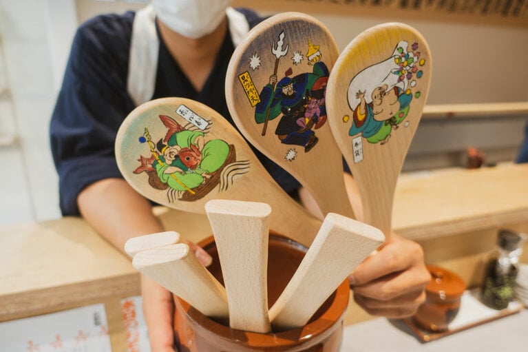 七福神が描かれたしゃもじ。