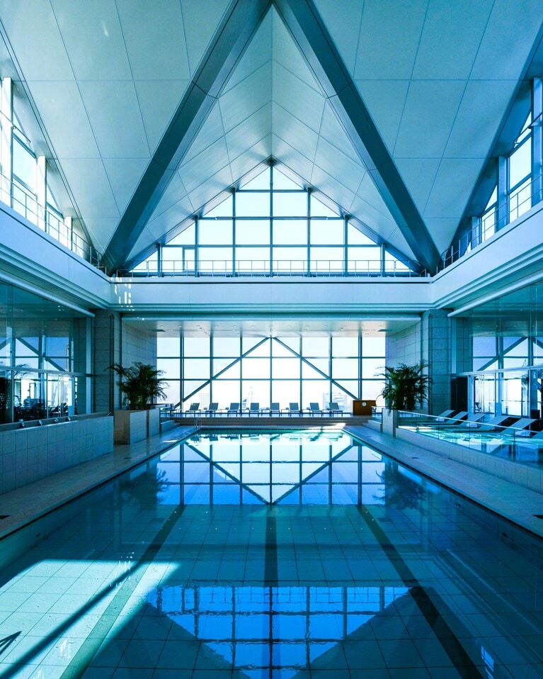 地上47階「クラブ オン ザ パーク」のプールエリア。夜10時まで利用でき、夜景も素敵。