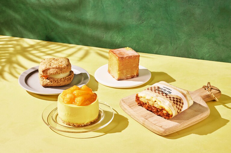 左上から時計回りに、「アールグレイ＆オレンジ スコーンサンド」（350円）、「レモンキューブケーキ」（300円）、「ボロネーゼ ホットトルティーヤ」（540円）、「マンゴームースケーキ」（530円）。写真提供：スターバックス