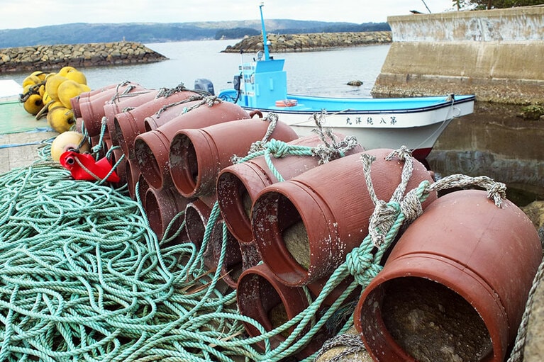小さな船着き場に並んでいるタコツボ。本物を見るのは初めて。