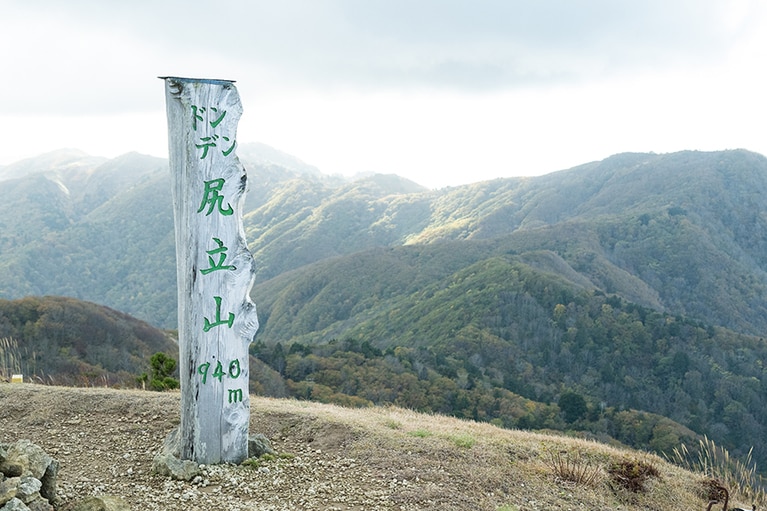 ドンデン高原のてっぺんとなる尻立山の山頂。