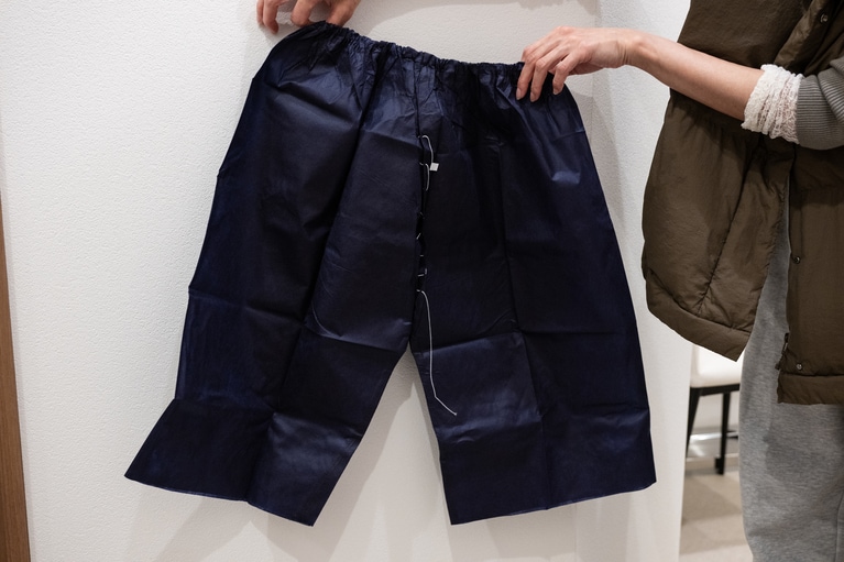 検査用のズボン。着用する際は前後に注意したい。