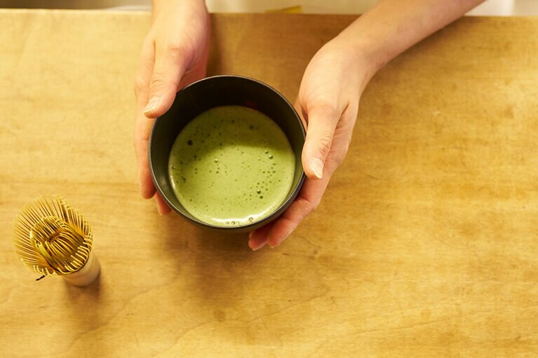 丁寧にたててくれる京都・柳桜園の抹茶「峰の白」。
