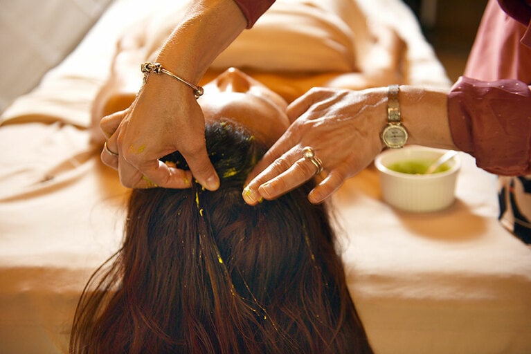 アーモンドオイルを加えたアボカドは地肌に。髪にはアーモンドオイルをたっぷりと。