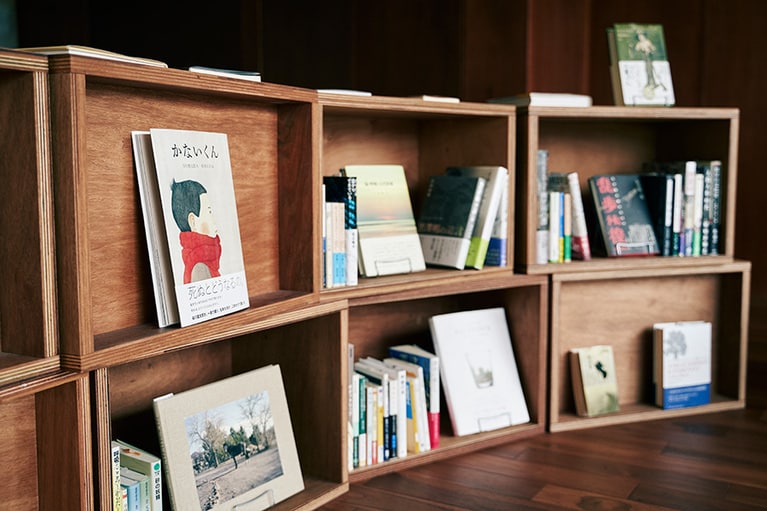 客室内にある横尾忠則さんセレクトの本箱。