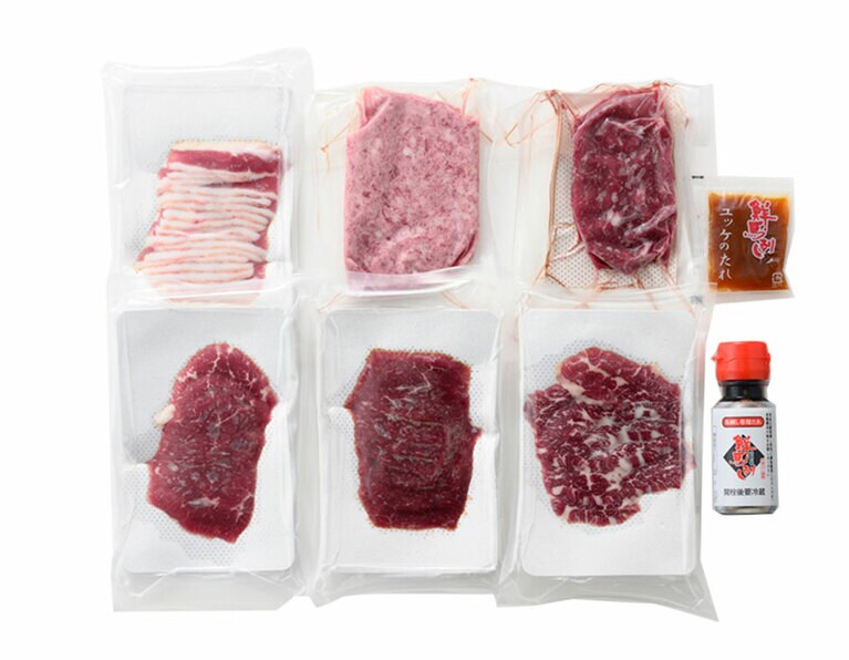 カットした状態で届くので包丁いらず、解凍するだけで食べられるのも便利。　スライス6種バラエティーセット 270g（刺身用･ユッケ用のタレ付き）4,980円（送料込）／馬肉専門店 菅乃屋