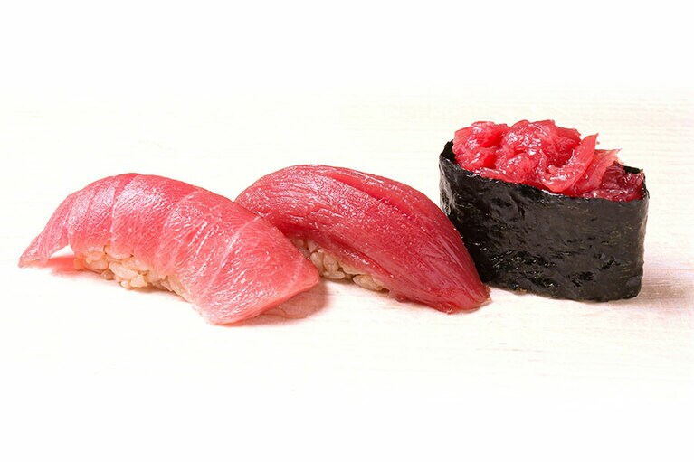 寿司は一皿イートインで180円～1,200円。写真のまぐろ3貫は950円／回転寿司 羽田市場