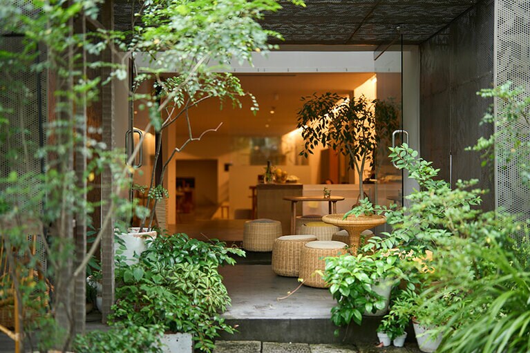 グリーンが鮮やかなカフェ・ドン バイ スフェラの入り口。