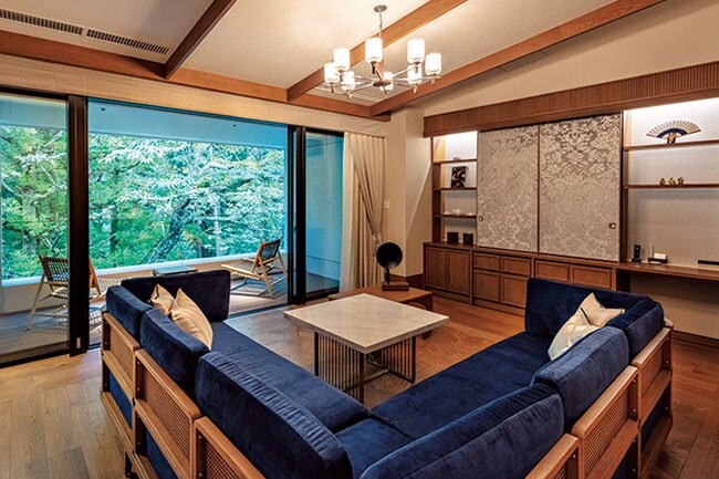 「ふふ ラグジュアリープレミアムスイート」のリビングルーム。上質なソファと自然を満喫できるテラスが魅力。