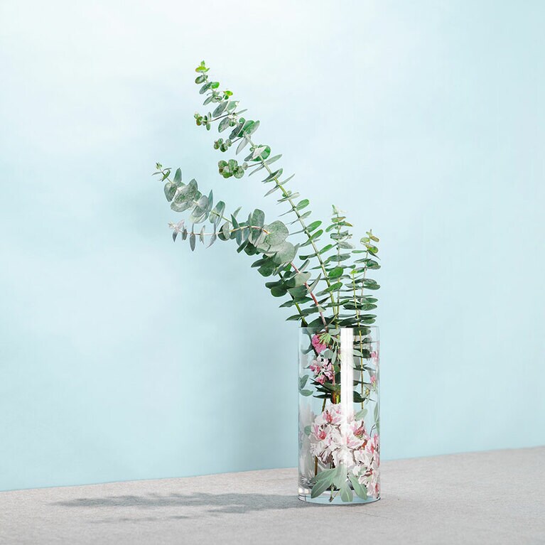 花屋さんでは枝ぶりが様々、好みの長さでカットして飾ります。