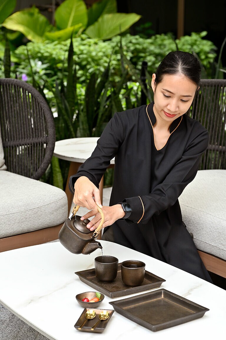 スパトリートメント後は、庭でお茶と伝統菓子“ルークチュップ”