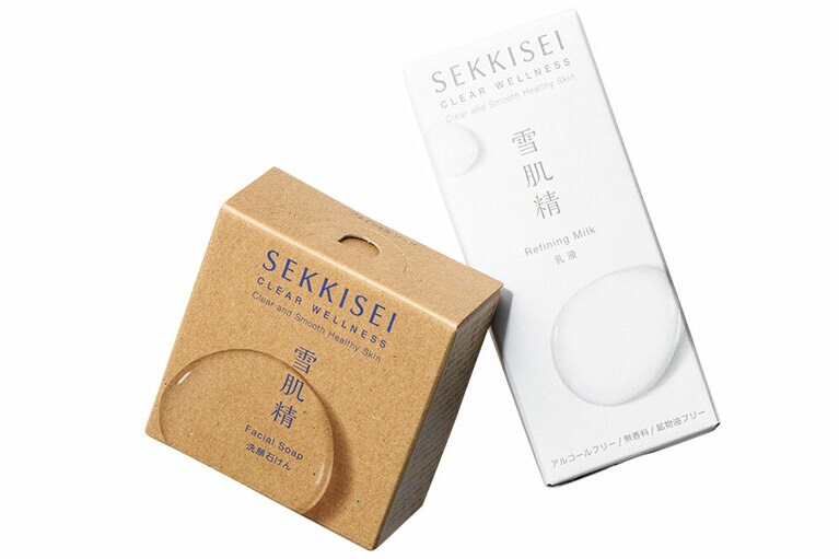 環境に配慮したパッケージデザインにも注目。ラベルレス、プリントレスのミニマムなボトルや、外箱には日本でのリサイクル率が90％といわれるダンボール素材を採用している。