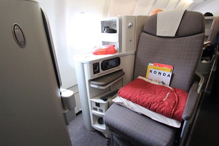 ラウンジと同様、ベースカラーはシックなグレーで、毛布やアメニティポーチなどの赤が差し色として利いていて、キャビン全体が華やかになっている。