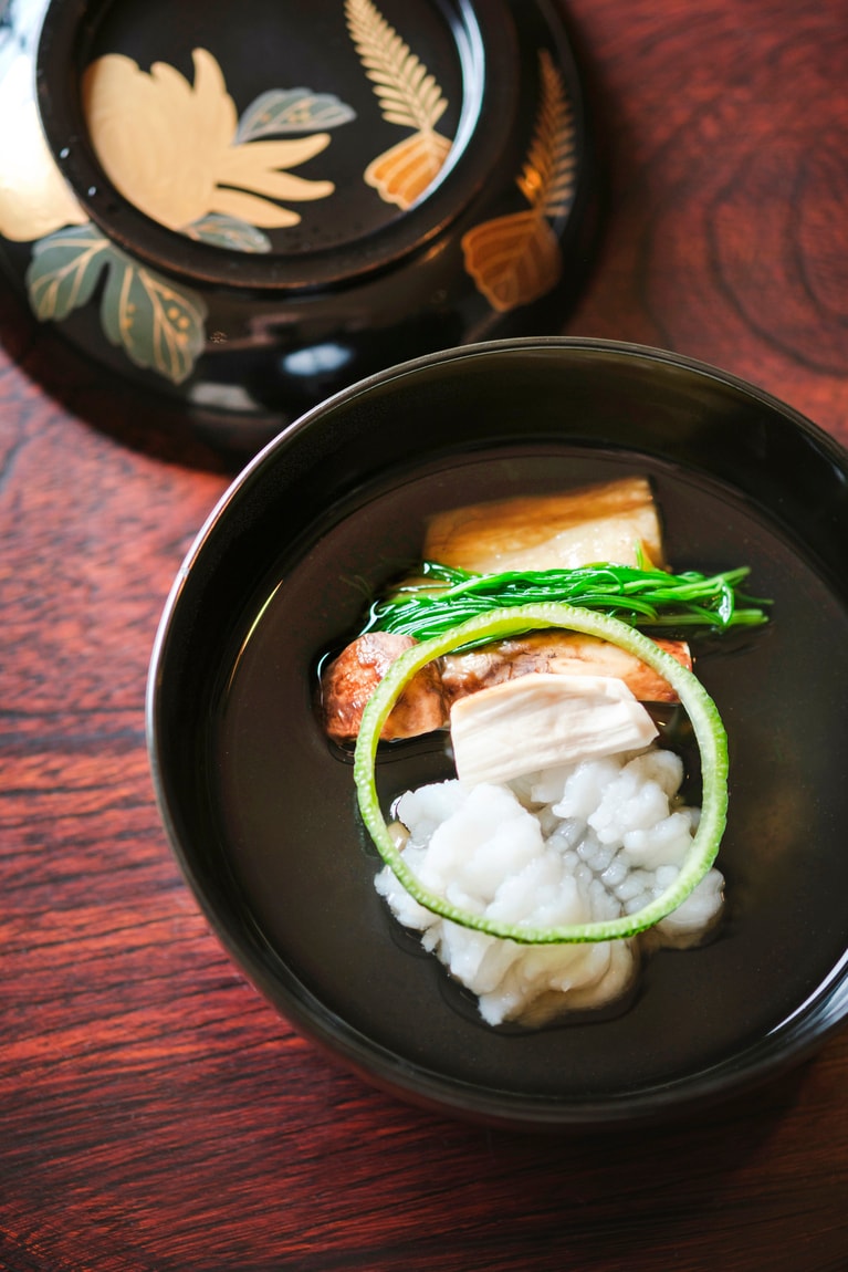 初秋のお椀は、脂ののった落ち鱧の葛打ちに松茸、香ばしい焼茄子とおかひじき。器は昭和初期の輪島塗。