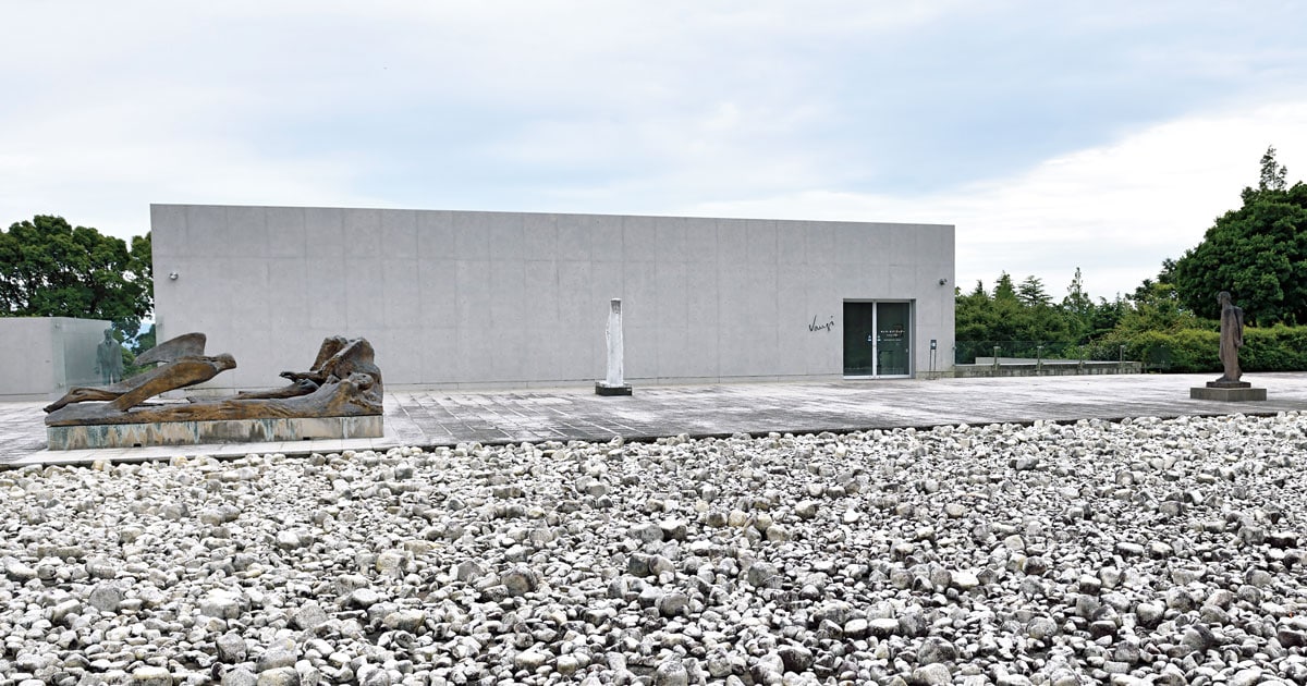 ヴァンジ彫刻庭園美術館】 静岡・クレマチスの丘にそびえる