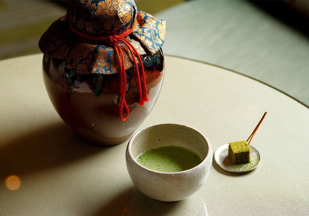 「蔵出し茶」は、初夏に摘んだ新茶を茶壷に詰めて封をし、低温貯蔵して熟成させたお茶で、円熟した味わいが特徴。「蔵出し薄茶ケーキ」とのマリアージュをまずは楽しんで。ちなみに「寿月堂」は、1854年創業の丸山海苔店が立ち上げた日本茶専門店。