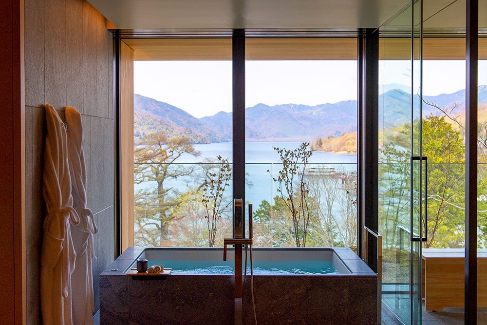 “ザ・リッツ・カールトン スイート”の浴室からは中禅寺湖の素晴らしい眺望を満喫できる。