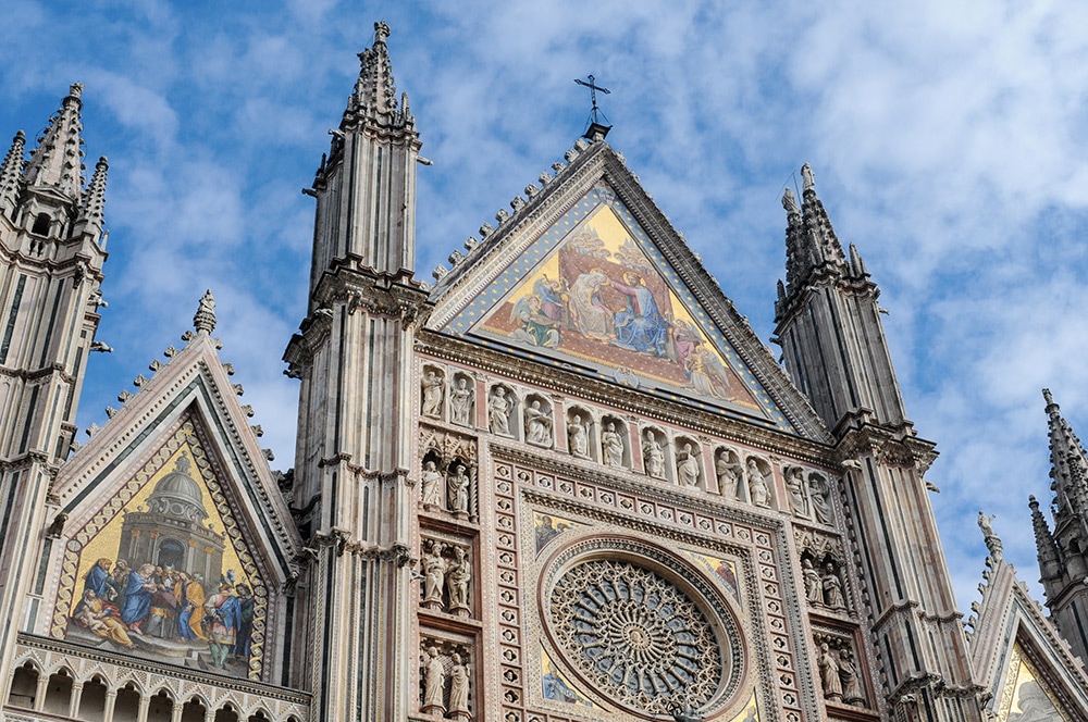 イタリア・ゴシック建築の代表作のひとつとされるオルヴィエートの大聖堂。