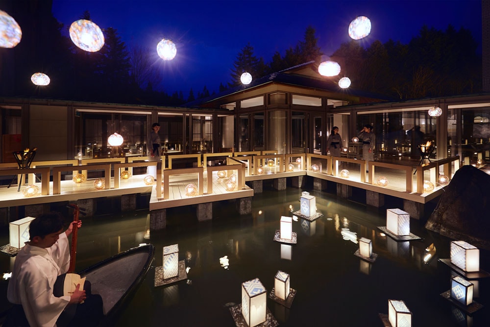 リニューアルに際し、新設された「津軽四季の水庭」。夏はテラスに“津軽びいどろ”で作った約150個の灯りを設え、津軽伝統の祭り“弘前ねぷた”のお囃子などで、夏の夜を演出する。
