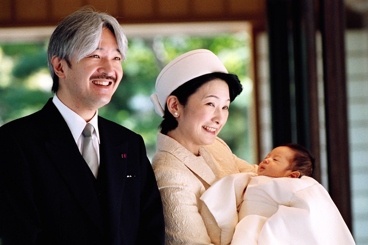 2006年11月、お宮参りにあたる「賢所皇霊殿神殿に謁するの儀」のため、皇居を訪れられた秋篠宮ご夫妻と悠仁さま　宮内庁提供