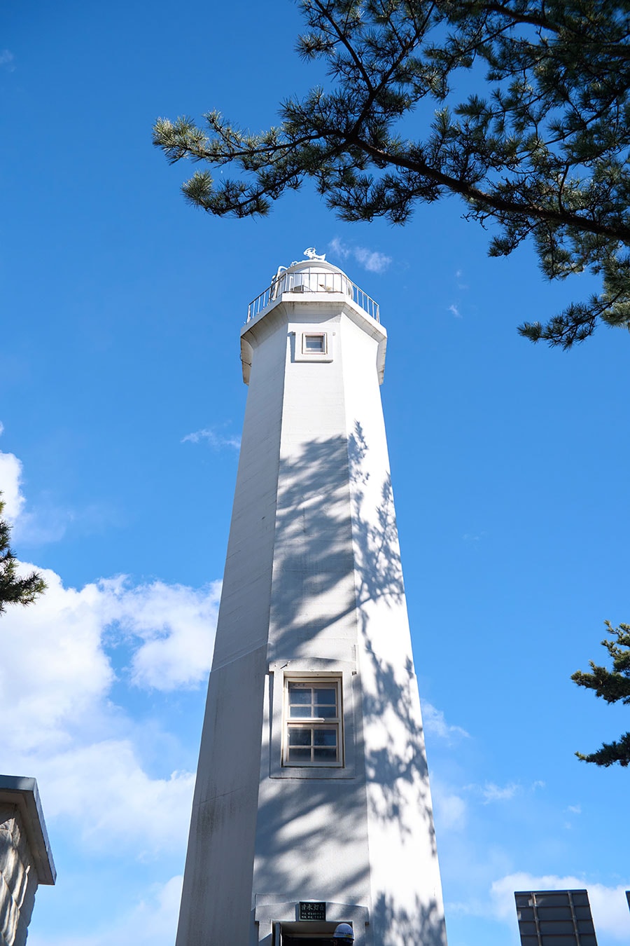 清水灯台（静岡県静岡市）。三保灯台と呼ばれることも。
