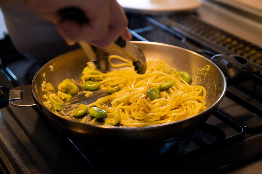 フライパンに茹で上がったスパゲッティを入れ、素早くあえる。