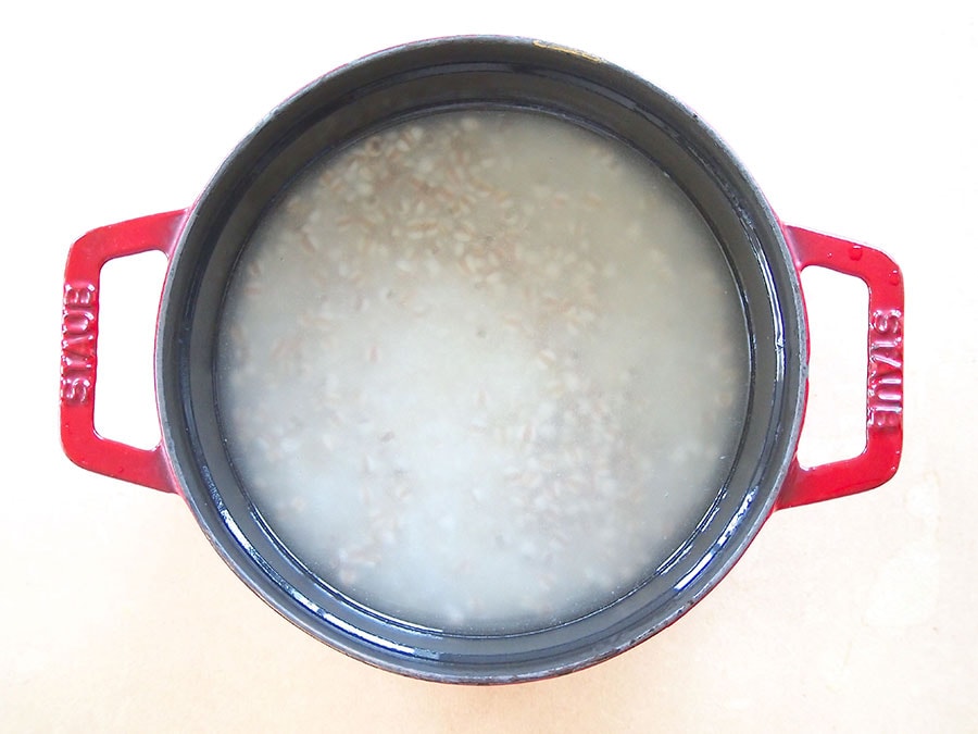 米をとぎ、ハトムギを入れたら、1時間ほど吸水時間を置く。