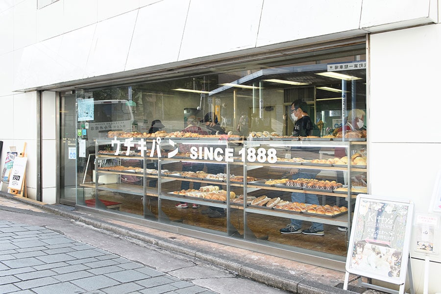 朝から多くのお客さんが訪れるガラス張りの開放的な店舗。