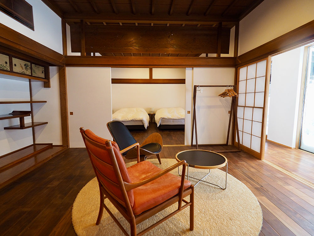 「KURA01」の客室。約115平方メートルで6名まで宿泊が可能。