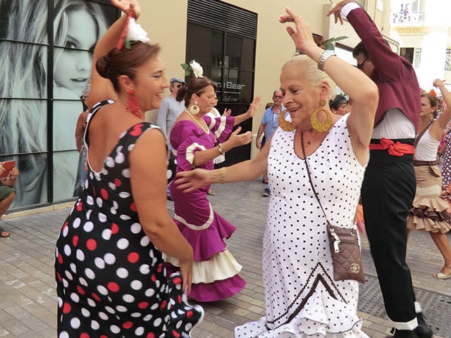 (6ページ目)老若男女がフラメンコで踊り出す！ マラガの陽気な祭り