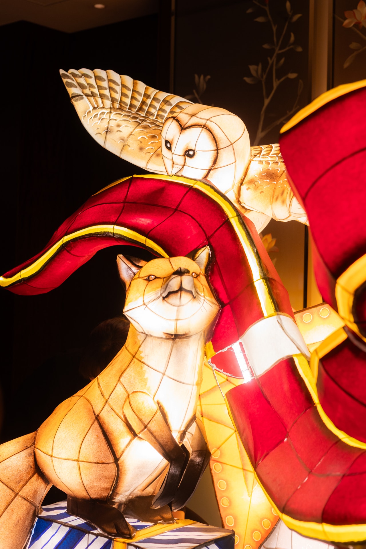 動物たちがリボンをくわえて飾り付け。